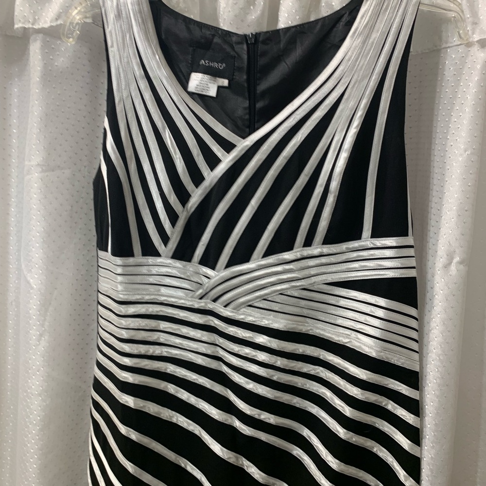 Dress - Picture 7 of 9